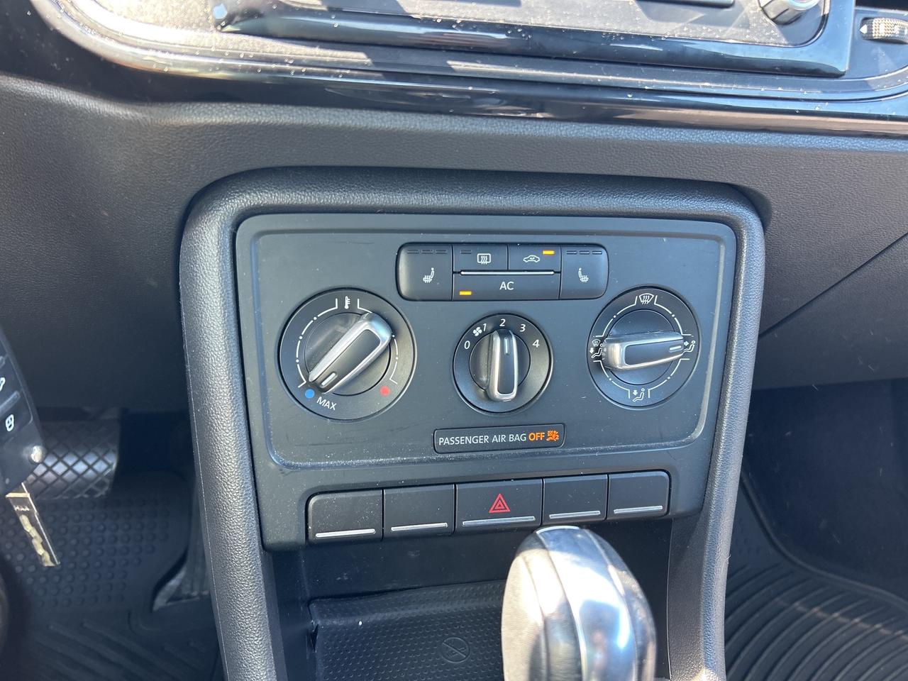 2012 Volkswagen Beetle COMFORTLINE, AUTO, HEATED CLOTH! Photo