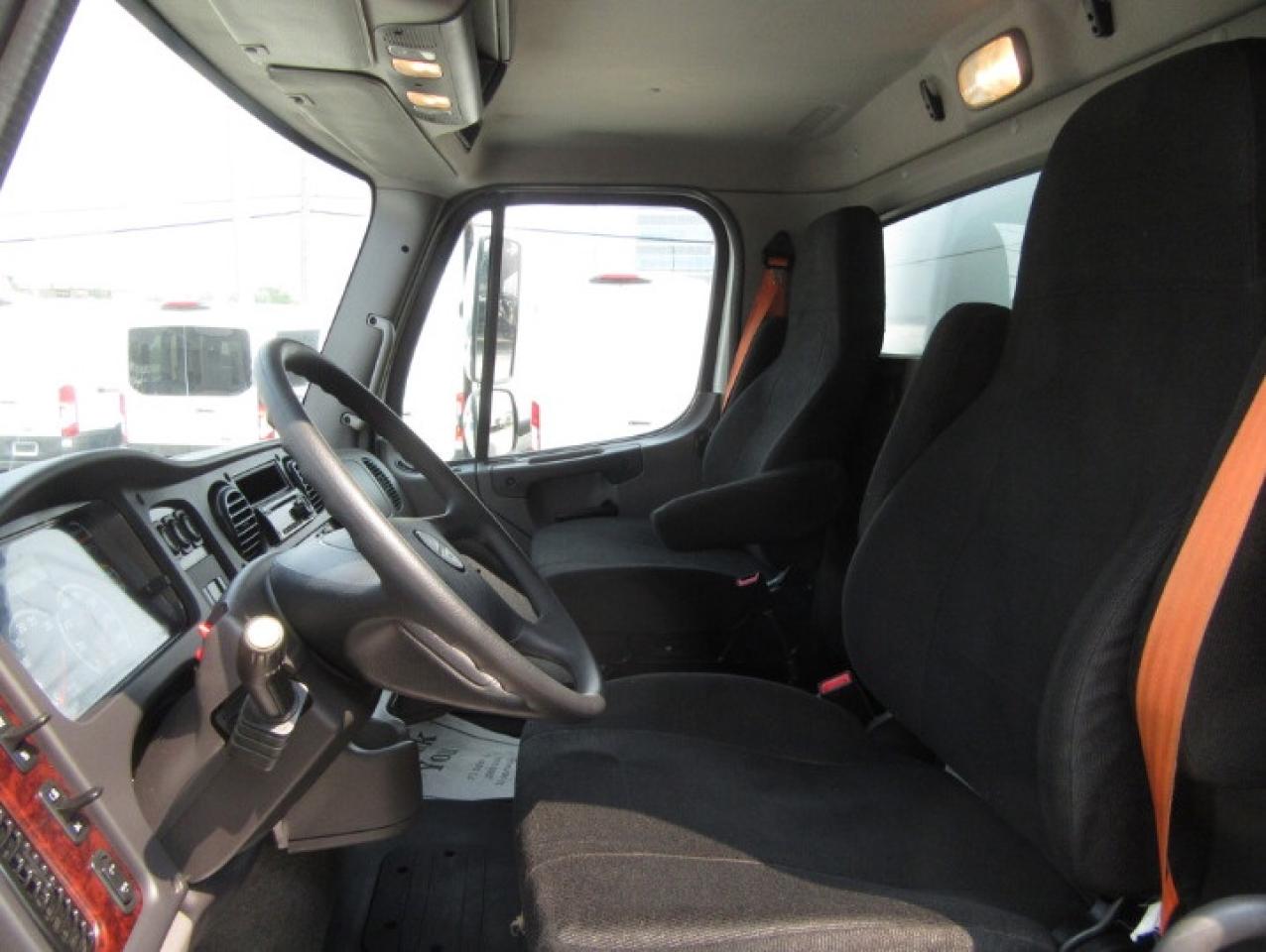 2018 Freightliner M2-112 DIESEL TANDEM AXLE CAB & CHASIS Photo