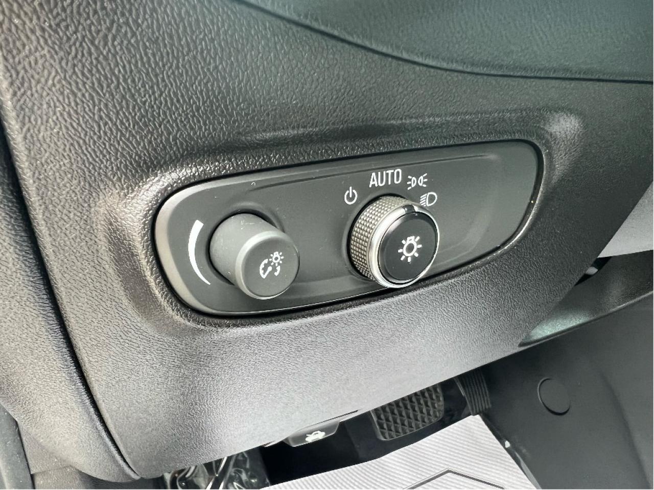 2018 Chevrolet Equinox All Wheel Drive Back Up Camera Clean Carfax Low Km Photo