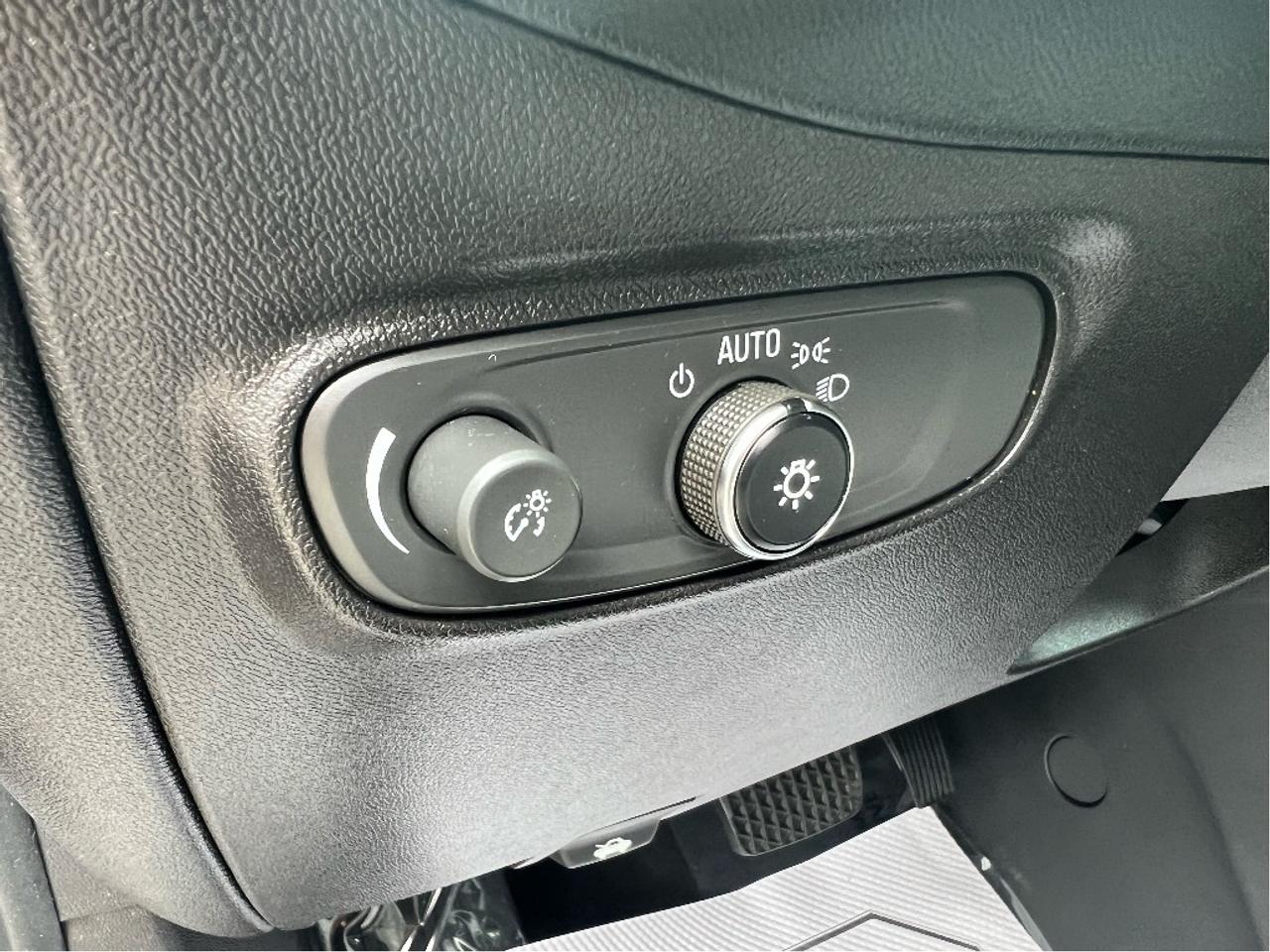 2018 Chevrolet Equinox All Wheel Drive Back Up Camera Clean Carfax Low Km Photo