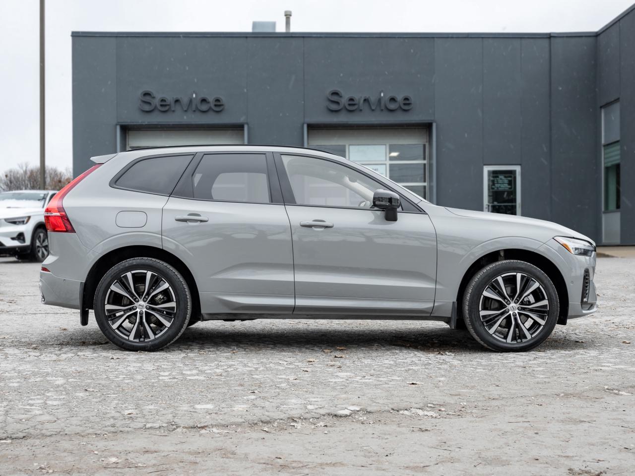 2025 Volvo XC60 B5 AWD Plus Dark Theme Photo4