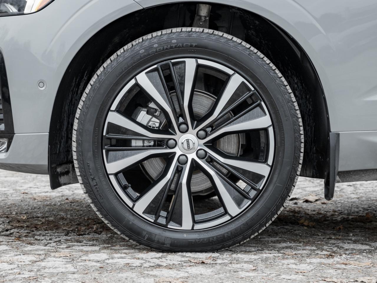 2025 Volvo XC60 B5 AWD Plus Dark Theme Photo3