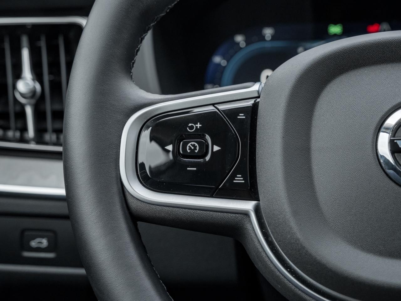 2025 Volvo XC60 B5 AWD Plus Dark Theme Photo