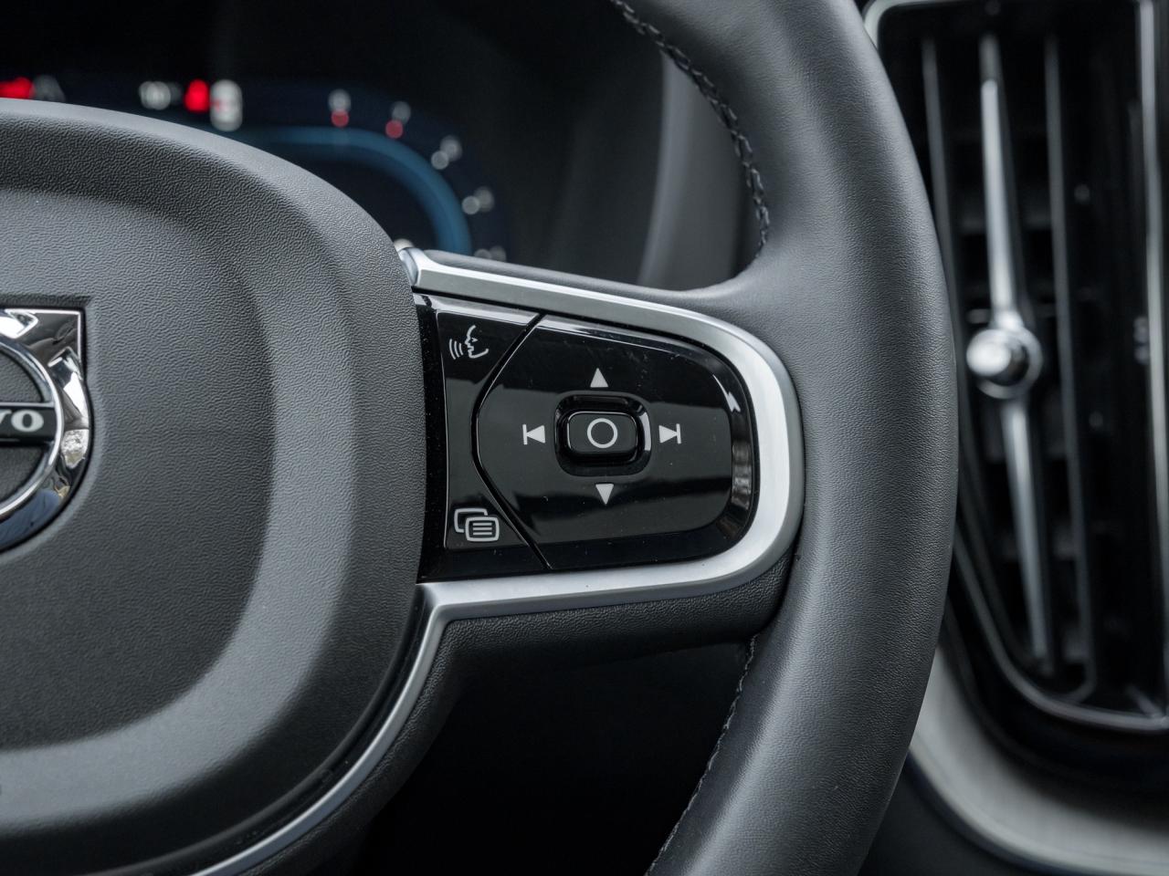 2025 Volvo XC60 B5 AWD Plus Dark Theme Photo