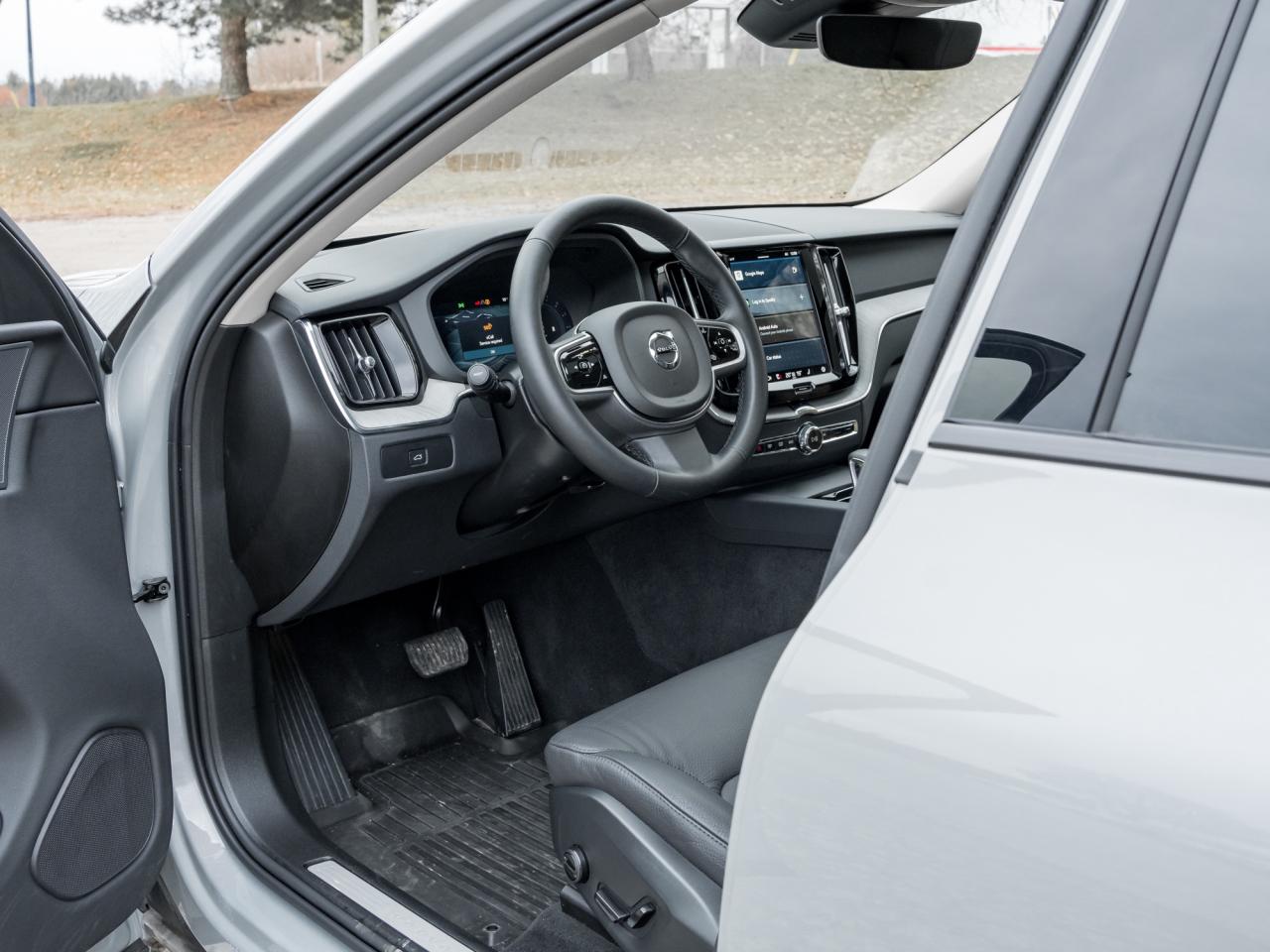 2025 Volvo XC60 B5 AWD Plus Dark Theme Photo