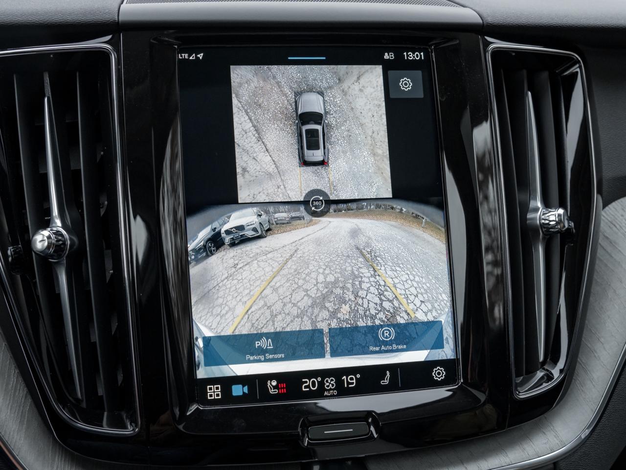 2025 Volvo XC60 B5 AWD Plus Dark Theme Photo