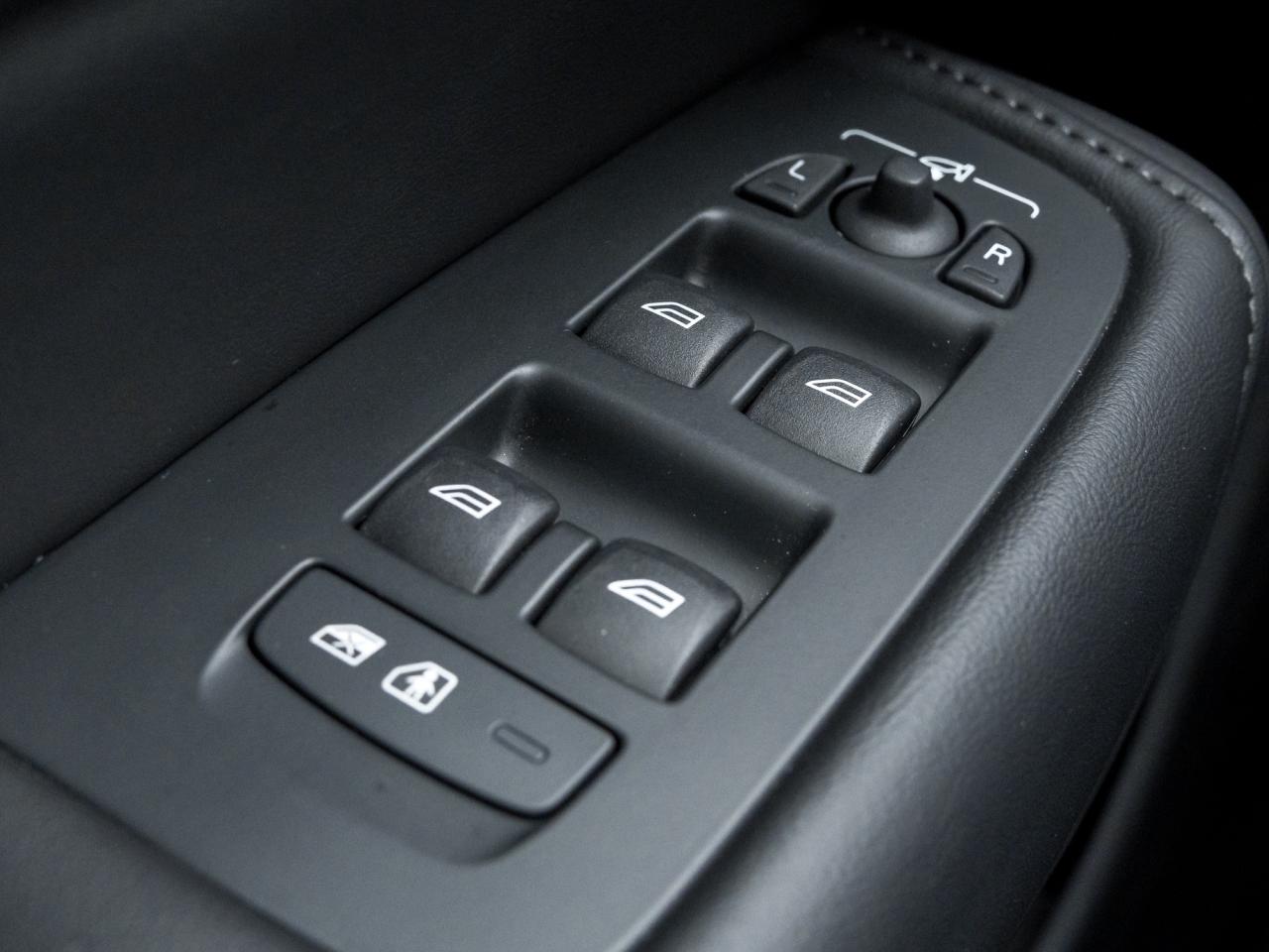 2025 Volvo XC60 B5 AWD Plus Dark Theme Photo