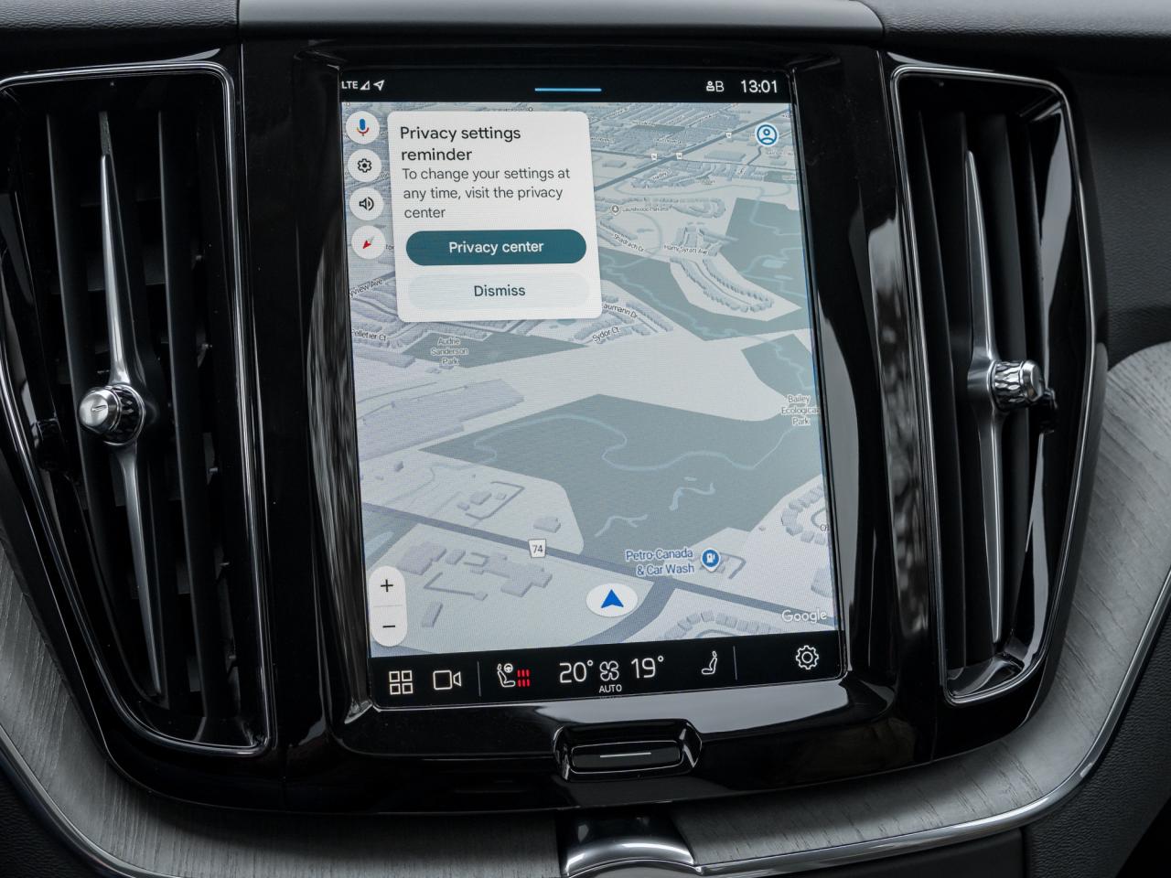 2025 Volvo XC60 B5 AWD Plus Dark Theme Photo