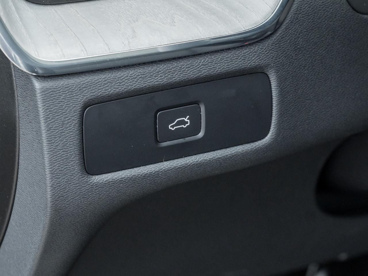 2025 Volvo XC60 B5 AWD Plus Dark Theme Photo