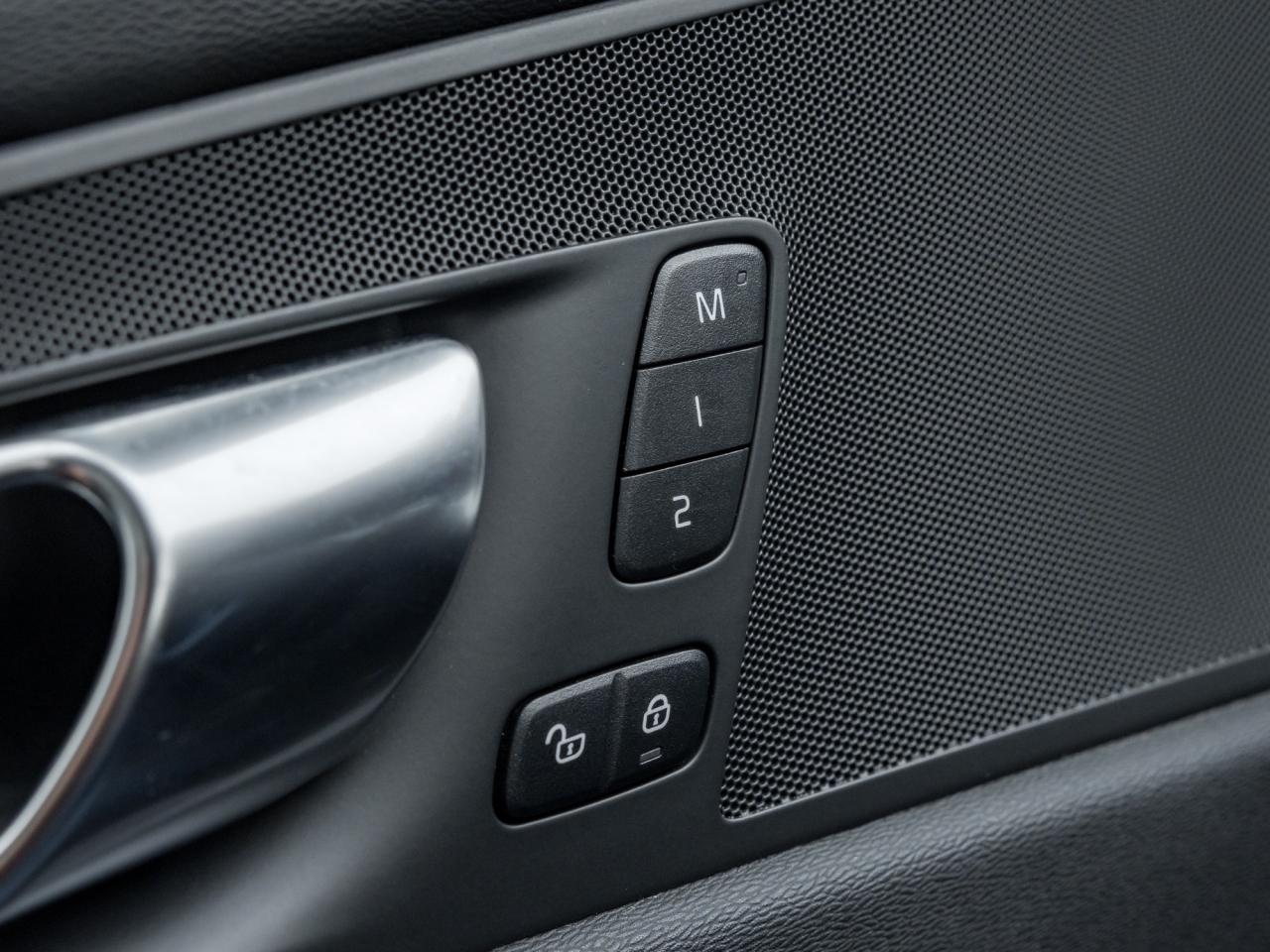 2025 Volvo XC60 B5 AWD Plus Dark Theme Photo