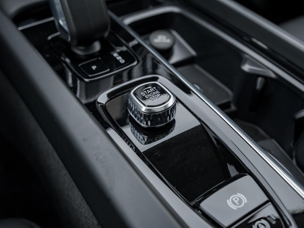 2025 Volvo XC60 B5 AWD Plus Dark Theme Photo