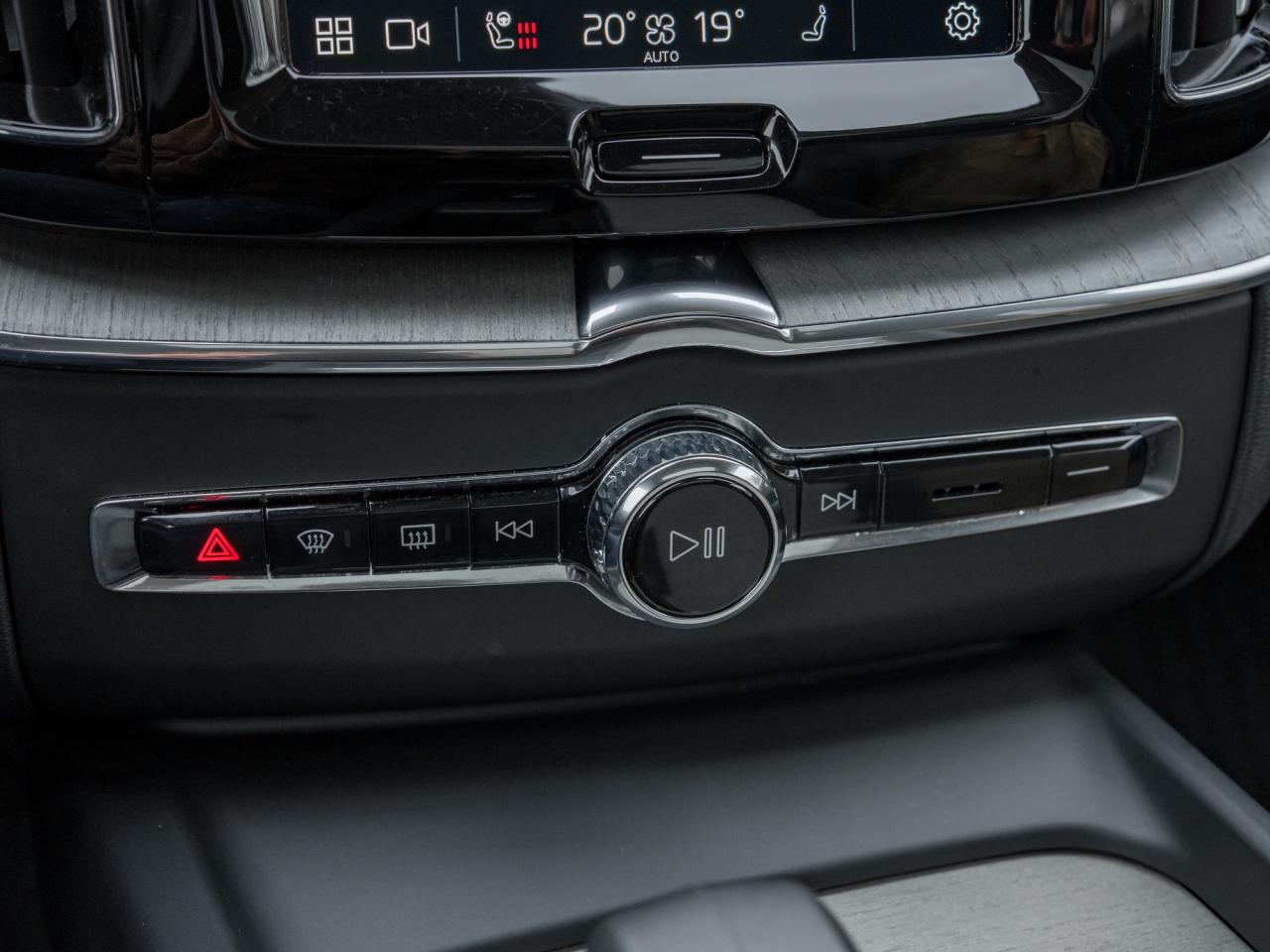 2025 Volvo XC60 B5 AWD Plus Dark Theme Photo