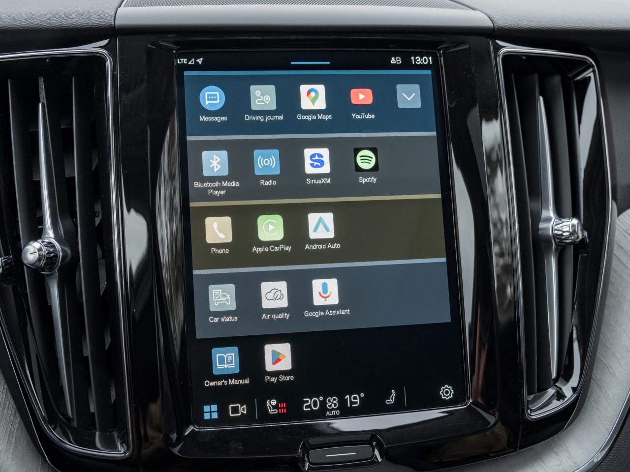 2025 Volvo XC60 B5 AWD Plus Dark Theme Photo