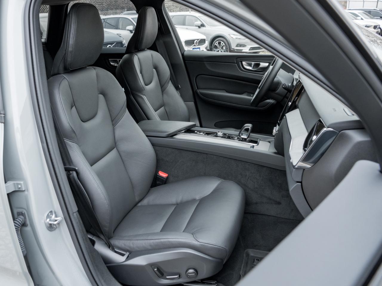 2025 Volvo XC60 B5 AWD Plus Dark Theme Photo