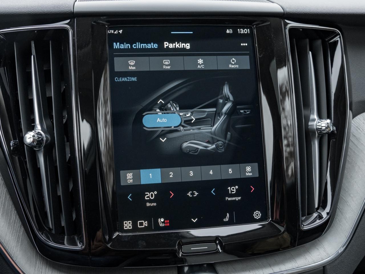 2025 Volvo XC60 B5 AWD Plus Dark Theme Photo