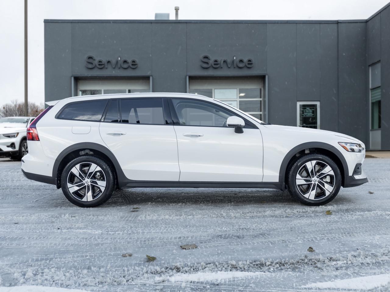 2025 Volvo V60 Cross Country B5 AWD Plus  STATION WAGON  BLOND LEATHER SEATS Photo