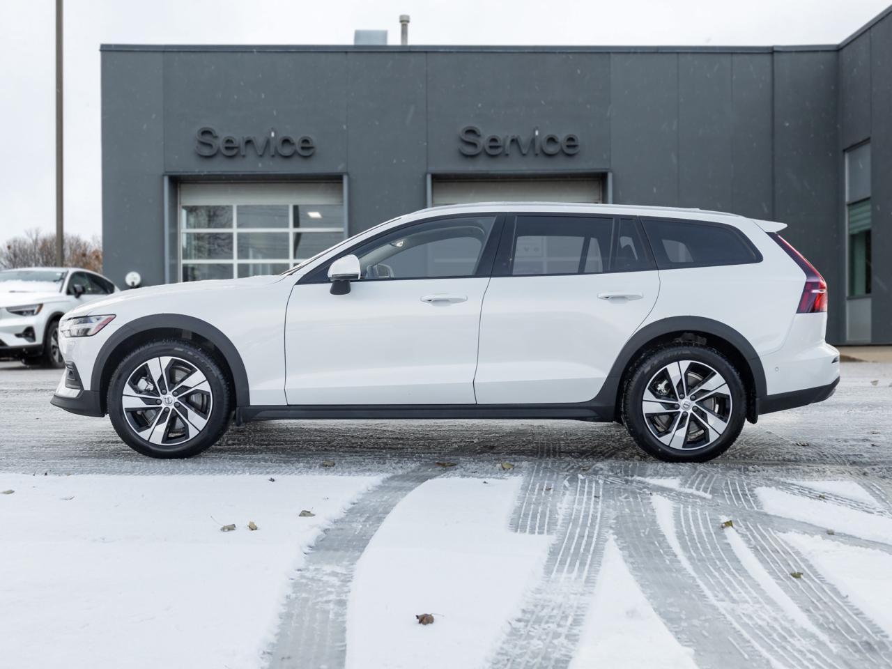 2025 Volvo V60 Cross Country B5 AWD Plus  STATION WAGON  BLOND LEATHER SEATS Photo2