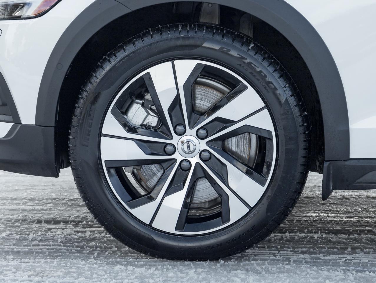 2025 Volvo V60 Cross Country B5 AWD Plus  STATION WAGON  BLOND LEATHER SEATS Photo3