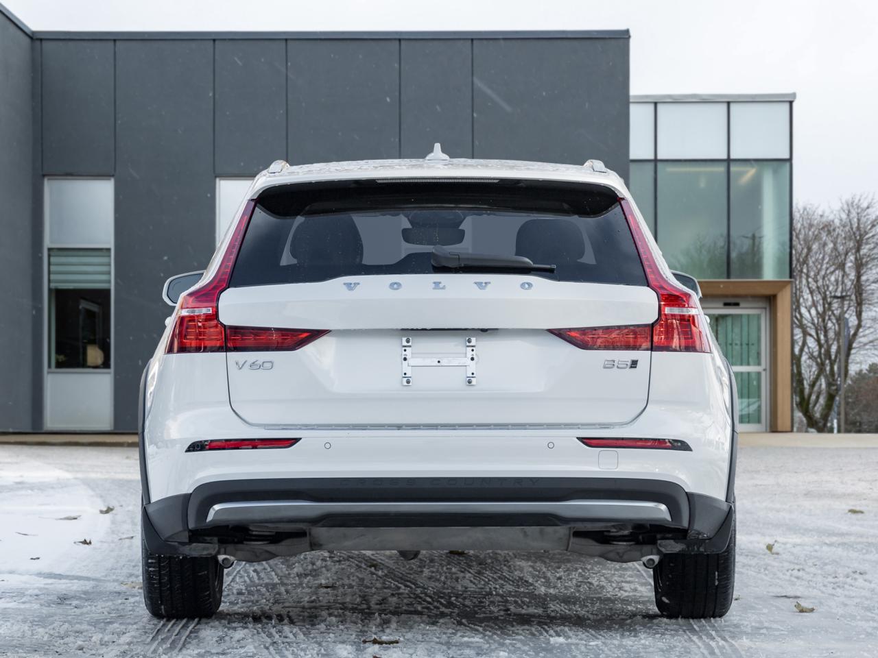 2025 Volvo V60 Cross Country B5 AWD Plus  STATION WAGON  BLOND LEATHER SEATS Photo