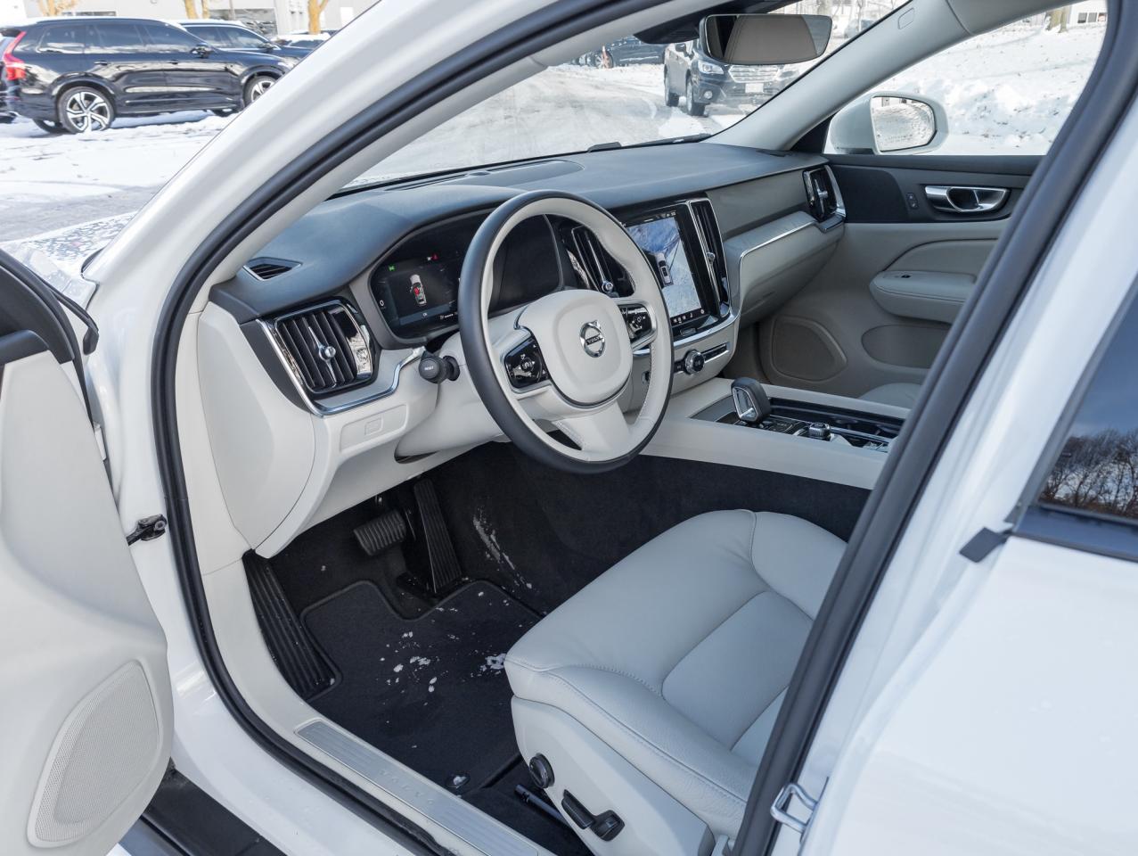 2025 Volvo V60 Cross Country B5 AWD Plus  STATION WAGON  BLOND LEATHER SEATS Photo