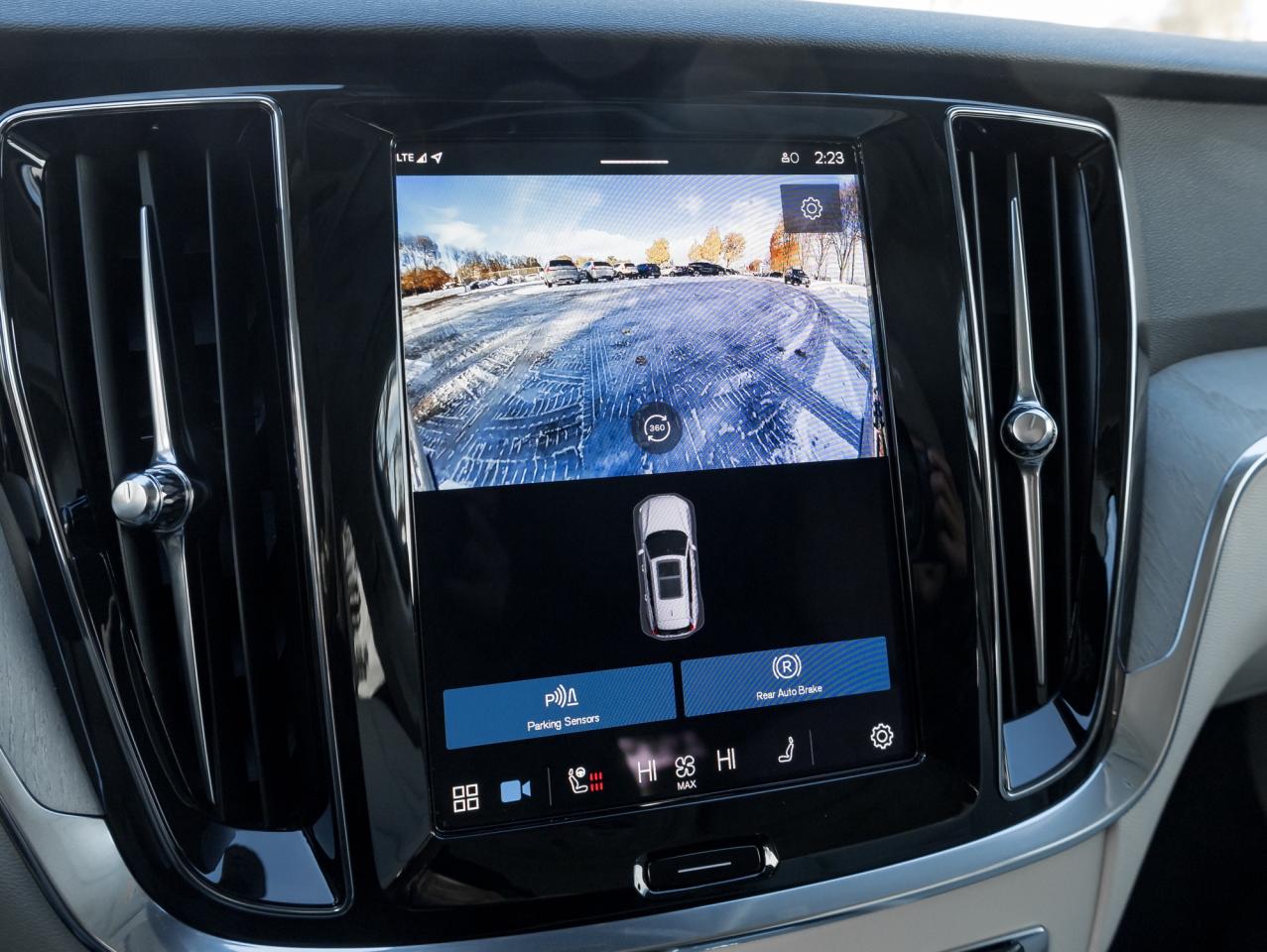 2025 Volvo V60 Cross Country B5 AWD Plus  STATION WAGON  BLOND LEATHER SEATS Photo