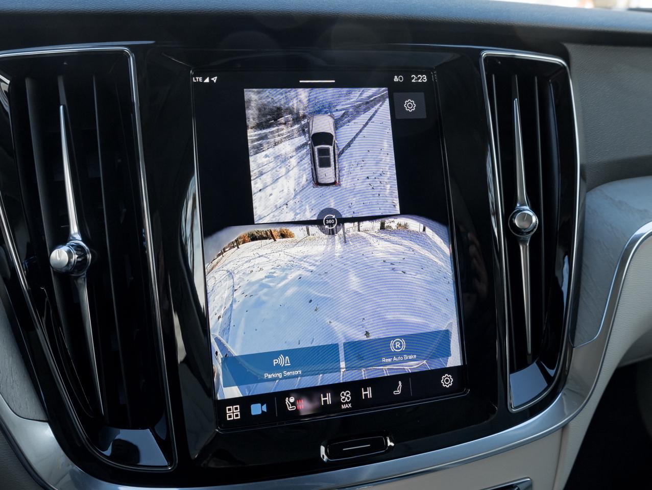 2025 Volvo V60 Cross Country B5 AWD Plus  STATION WAGON  BLOND LEATHER SEATS Photo