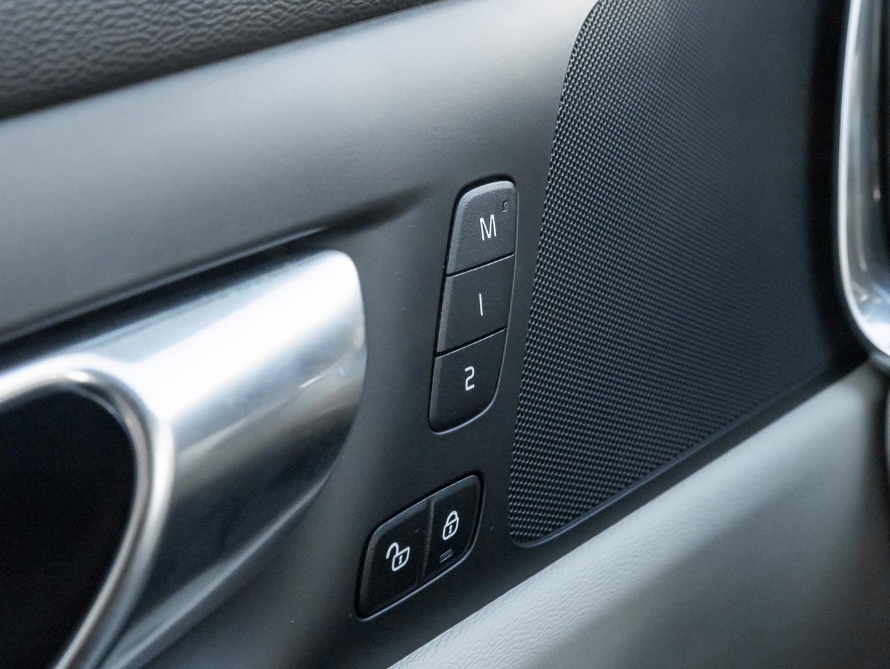 2025 Volvo V60 Cross Country B5 AWD Plus  STATION WAGON  BLOND LEATHER SEATS Photo