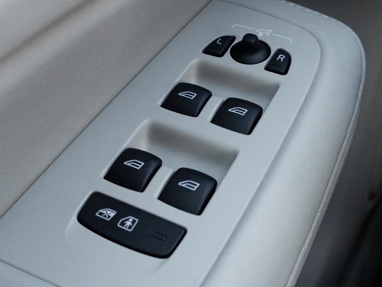 2025 Volvo V60 Cross Country B5 AWD Plus  STATION WAGON  BLOND LEATHER SEATS Photo