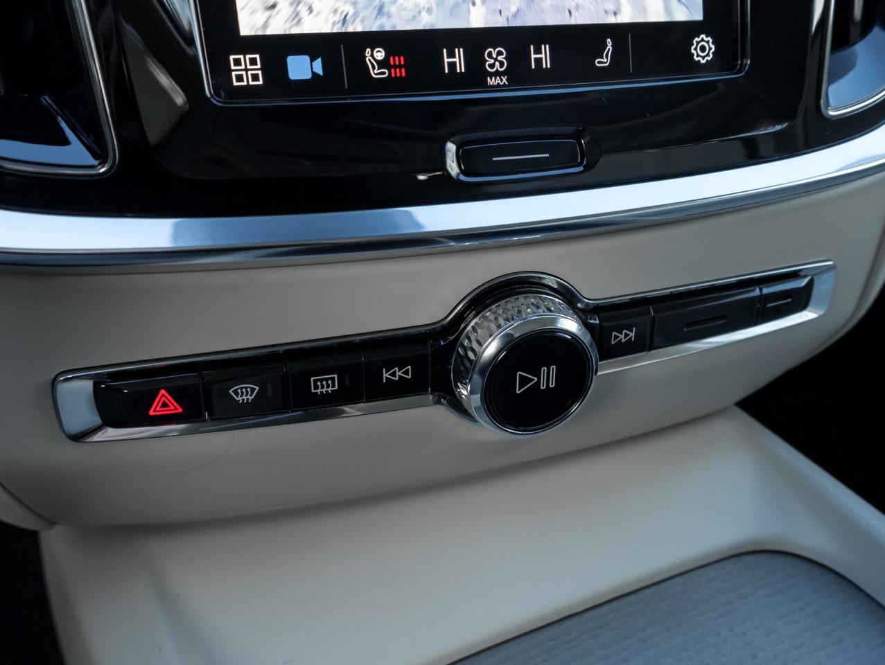 2025 Volvo V60 Cross Country B5 AWD Plus  STATION WAGON  BLOND LEATHER SEATS Photo