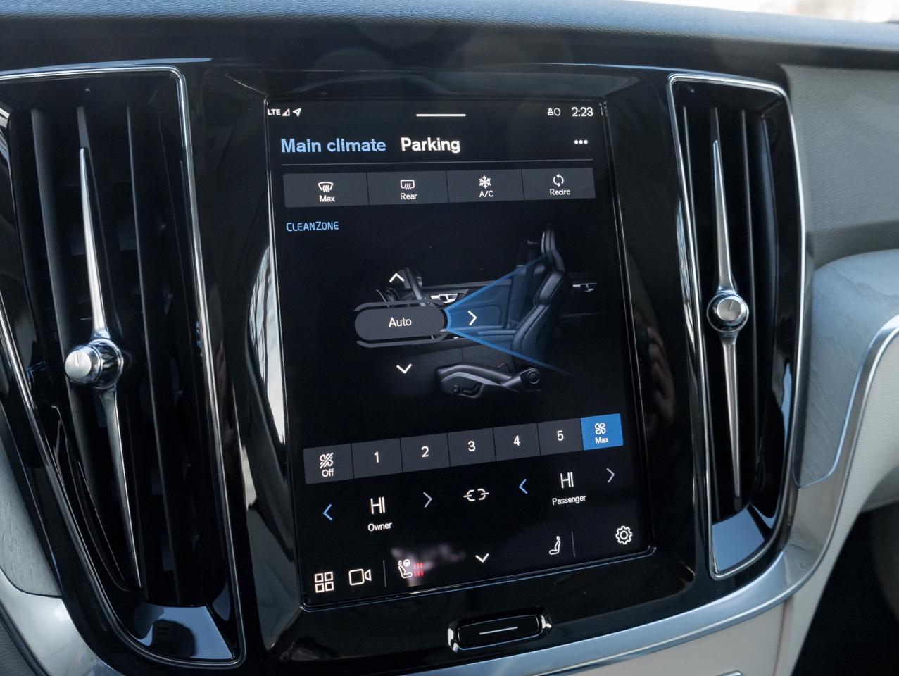 2025 Volvo V60 Cross Country B5 AWD Plus  STATION WAGON  BLOND LEATHER SEATS Photo