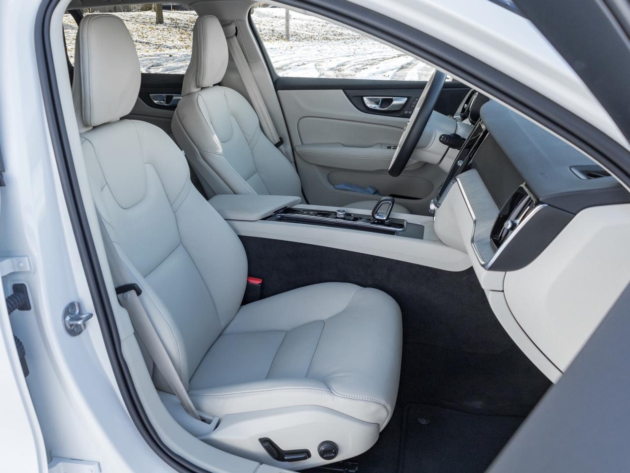 2025 Volvo V60 Cross Country B5 AWD Plus  STATION WAGON  BLOND LEATHER SEATS Photo