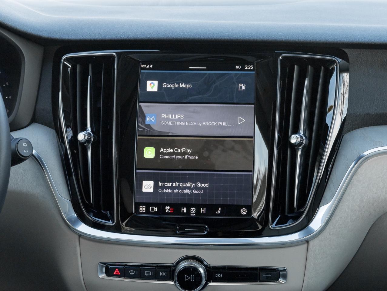 2025 Volvo V60 Cross Country B5 AWD Plus  STATION WAGON  BLOND LEATHER SEATS Photo