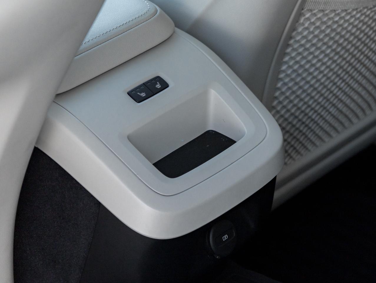 2025 Volvo V60 Cross Country B5 AWD Plus  STATION WAGON  BLOND LEATHER SEATS Photo