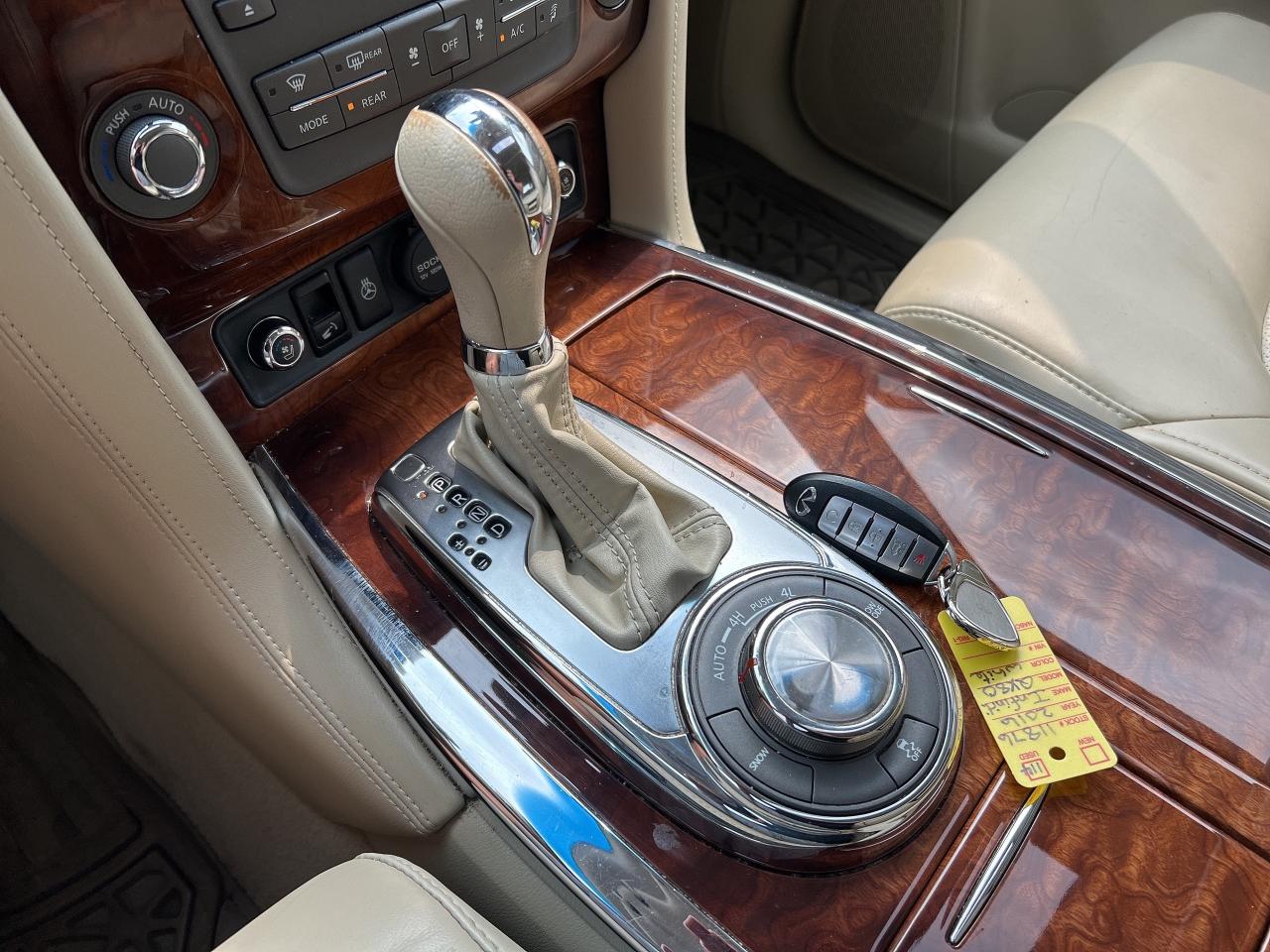 2016 Infiniti QX80 NAV, DVD, SUNROOF, HEATED / COOLED LEATHER! Photo