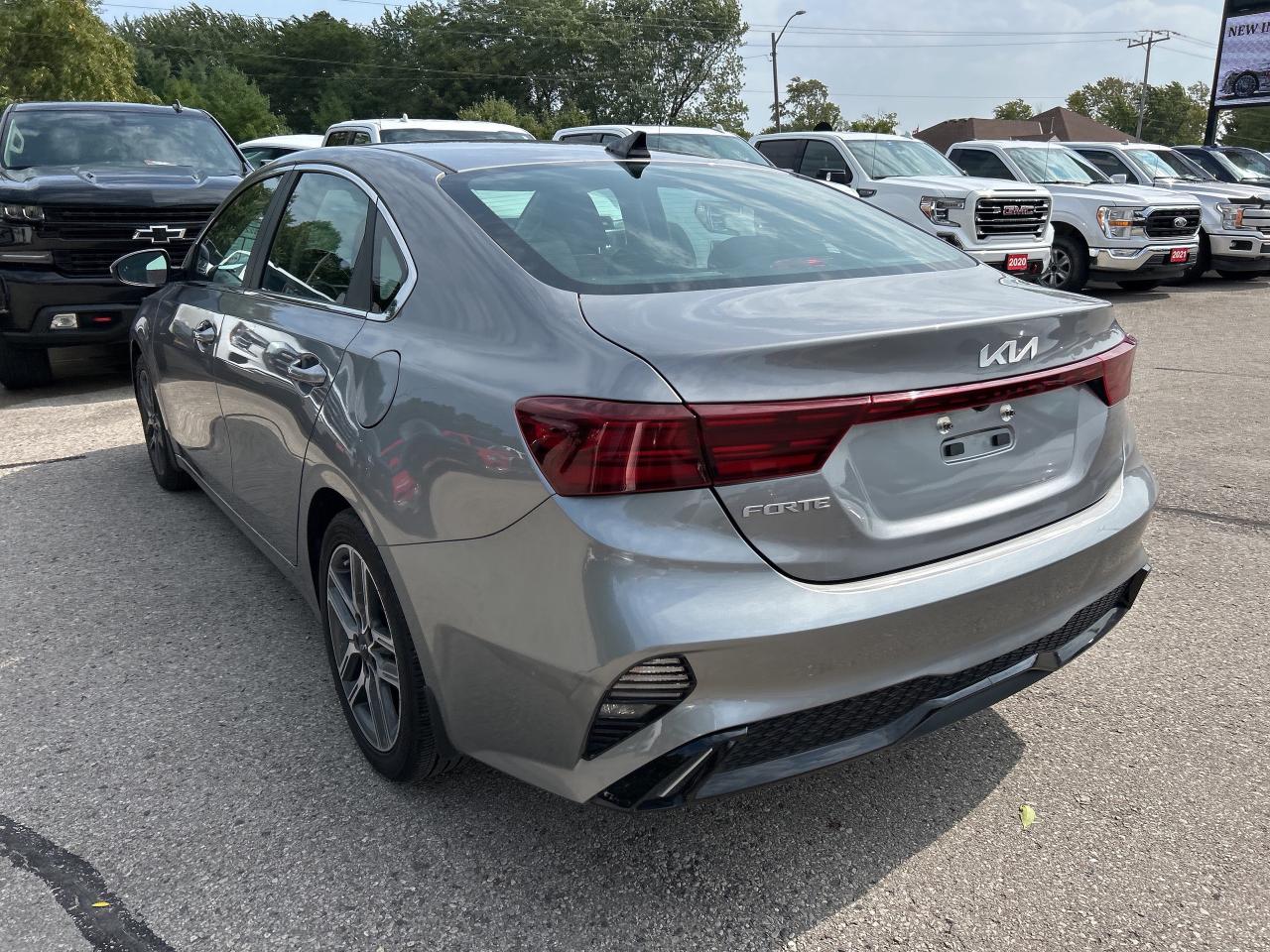 2023 Kia Forte EX, AUTO, 31 000 KMS, HEATED SEATS, SUNROOF! Photo