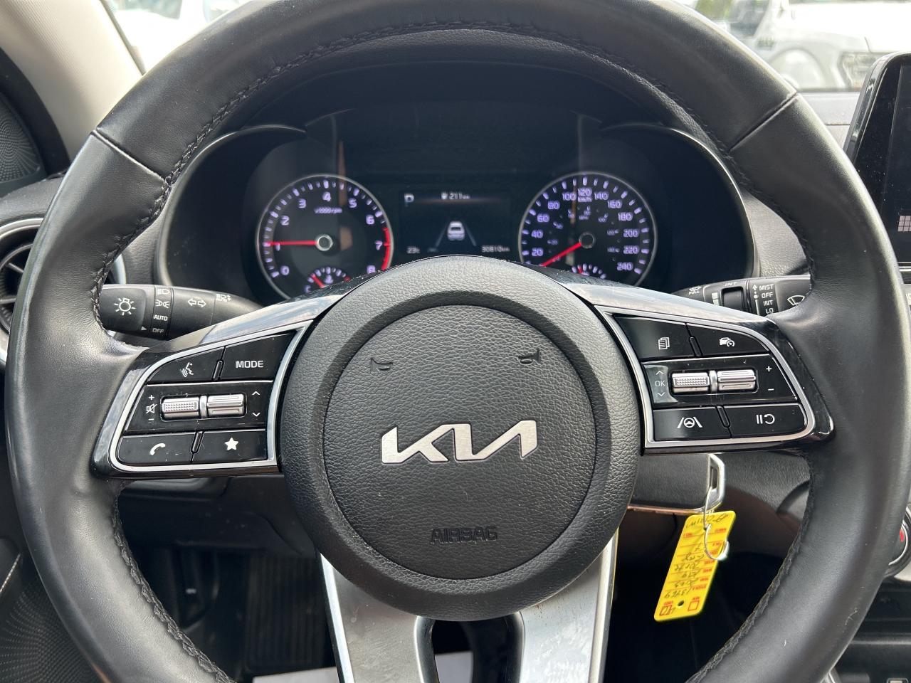 2023 Kia Forte EX, AUTO, 31 000 KMS, HEATED SEATS, SUNROOF! Photo