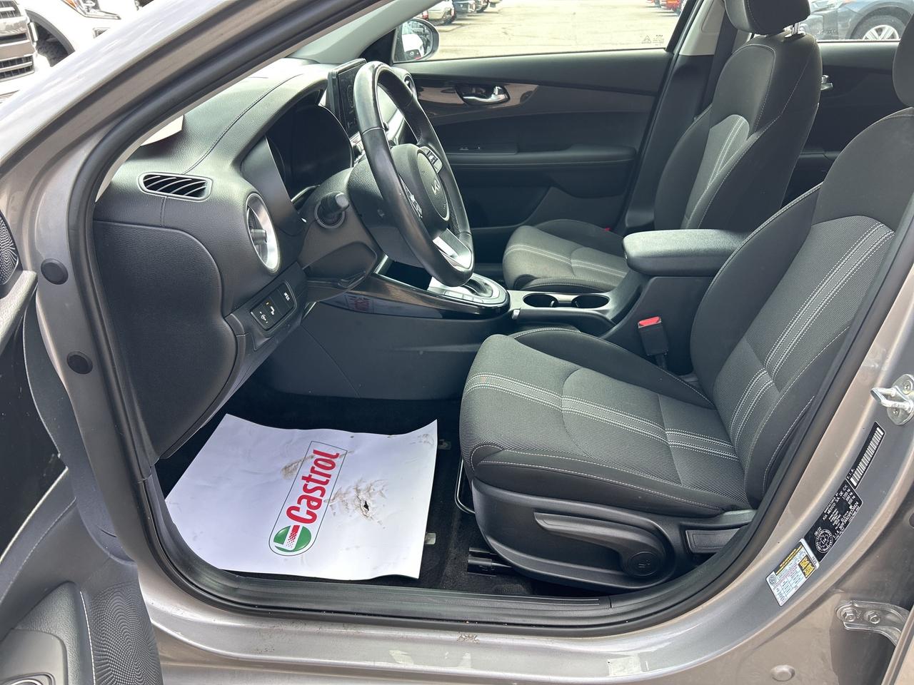 2023 Kia Forte EX, AUTO, 31 000 KMS, HEATED SEATS, SUNROOF! Photo