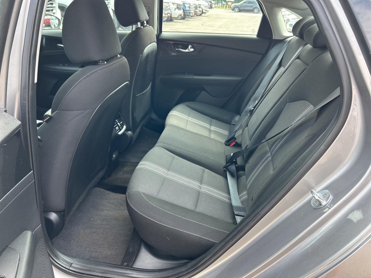 2023 Kia Forte EX, AUTO, 31 000 KMS, HEATED SEATS, SUNROOF! Photo