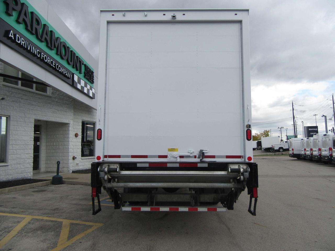 2023 Hino L7 WITH 26FT BOX LARGE ALUMINUM POWER LIFTGATE & RAMP Photo3