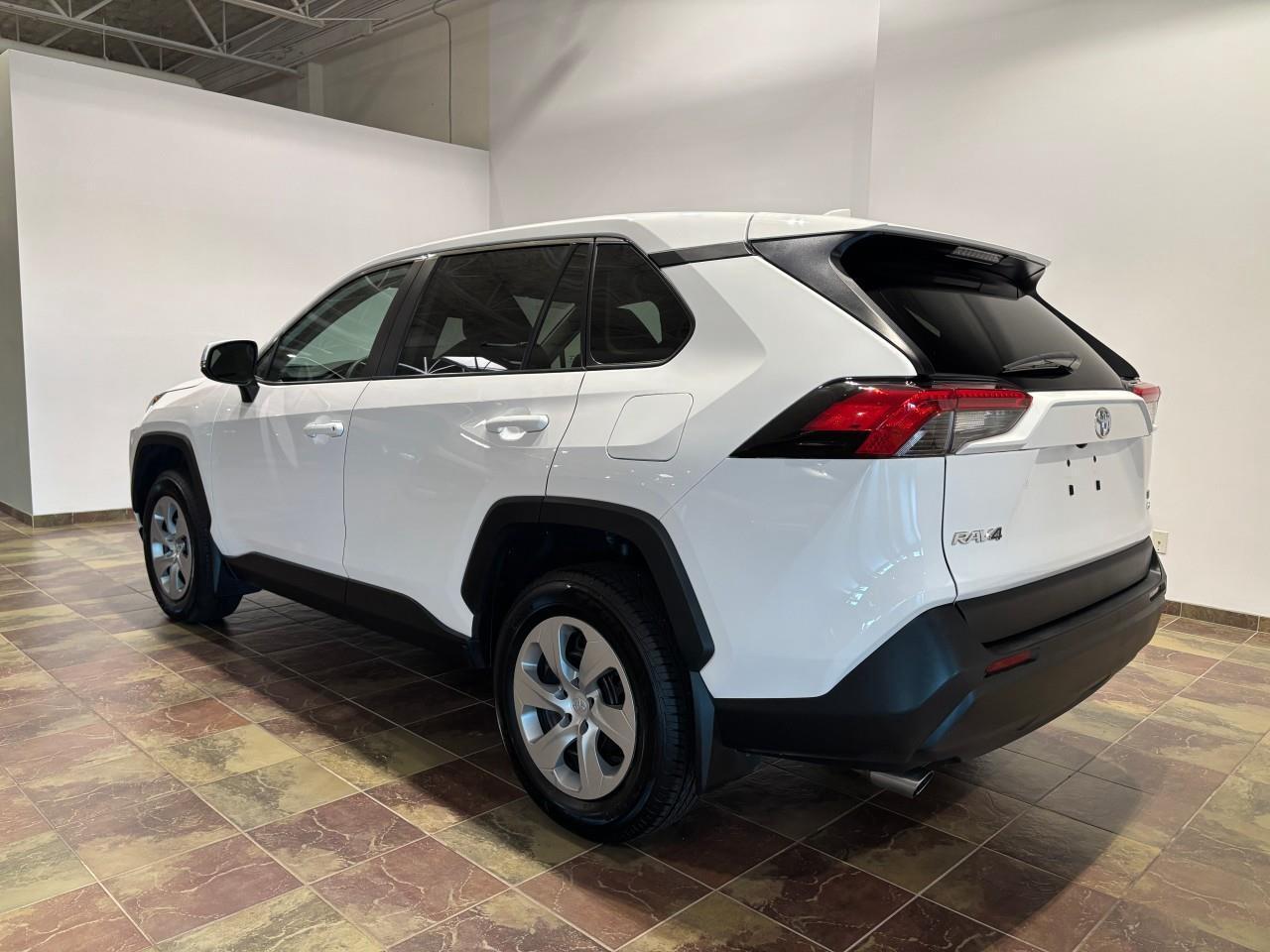 2022 Toyota RAV4 LE Photo