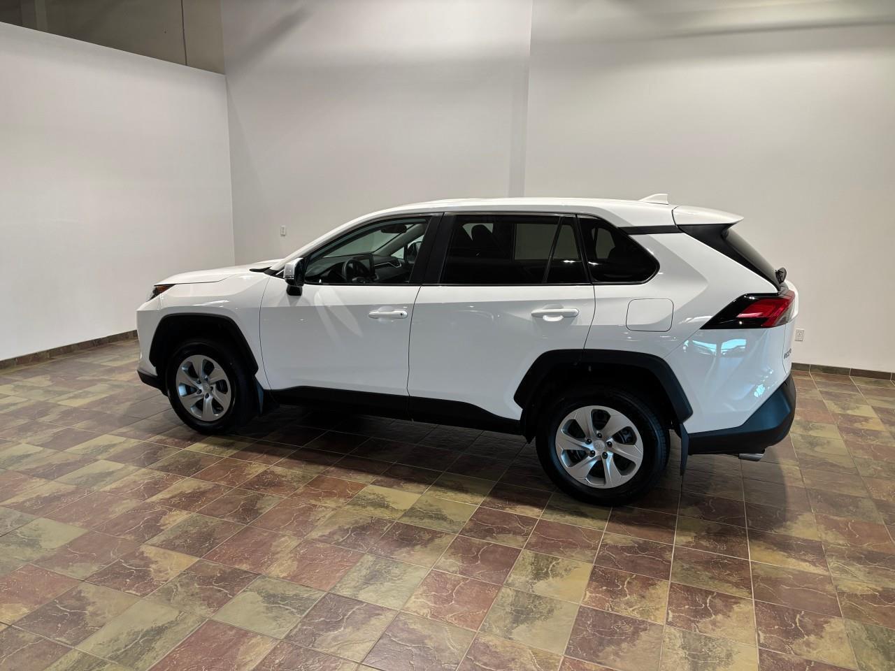 2022 Toyota RAV4 LE Photo4