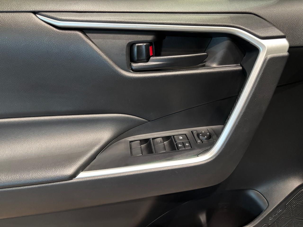 2022 Toyota RAV4 LE Photo