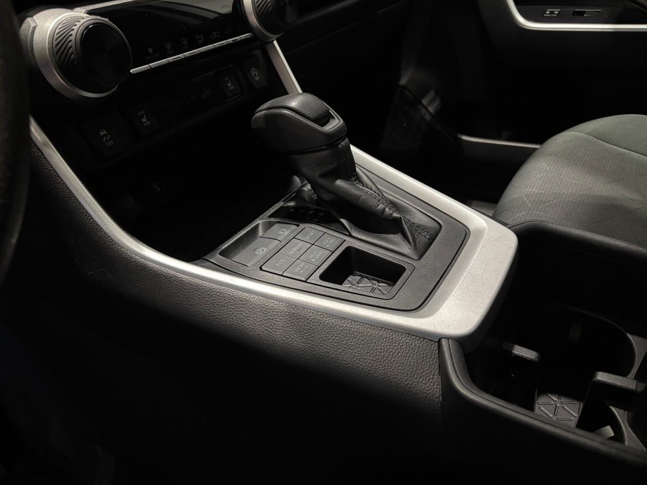 2022 Toyota RAV4 LE Photo