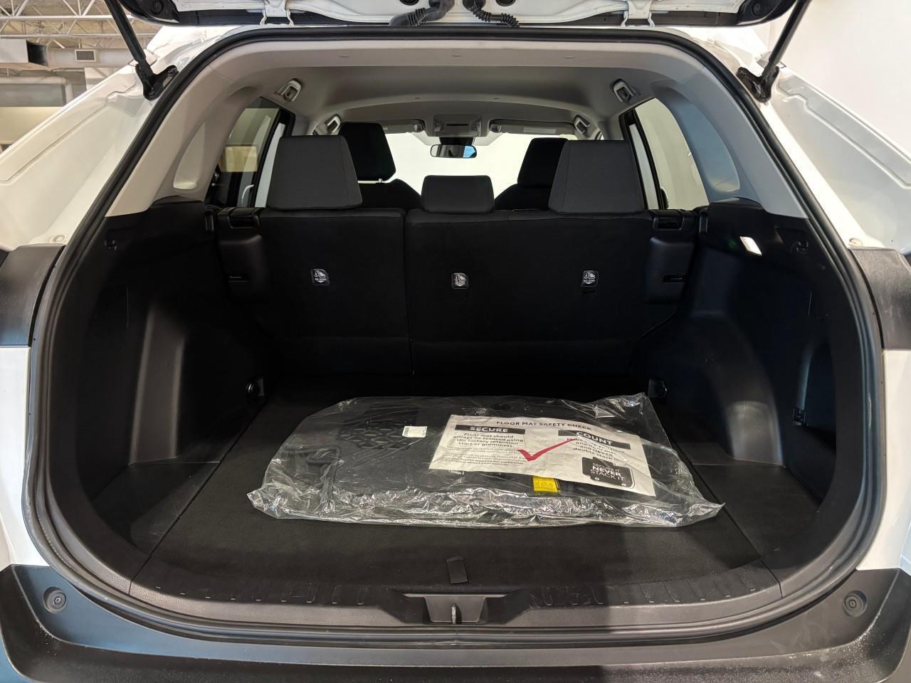 2022 Toyota RAV4 LE Photo