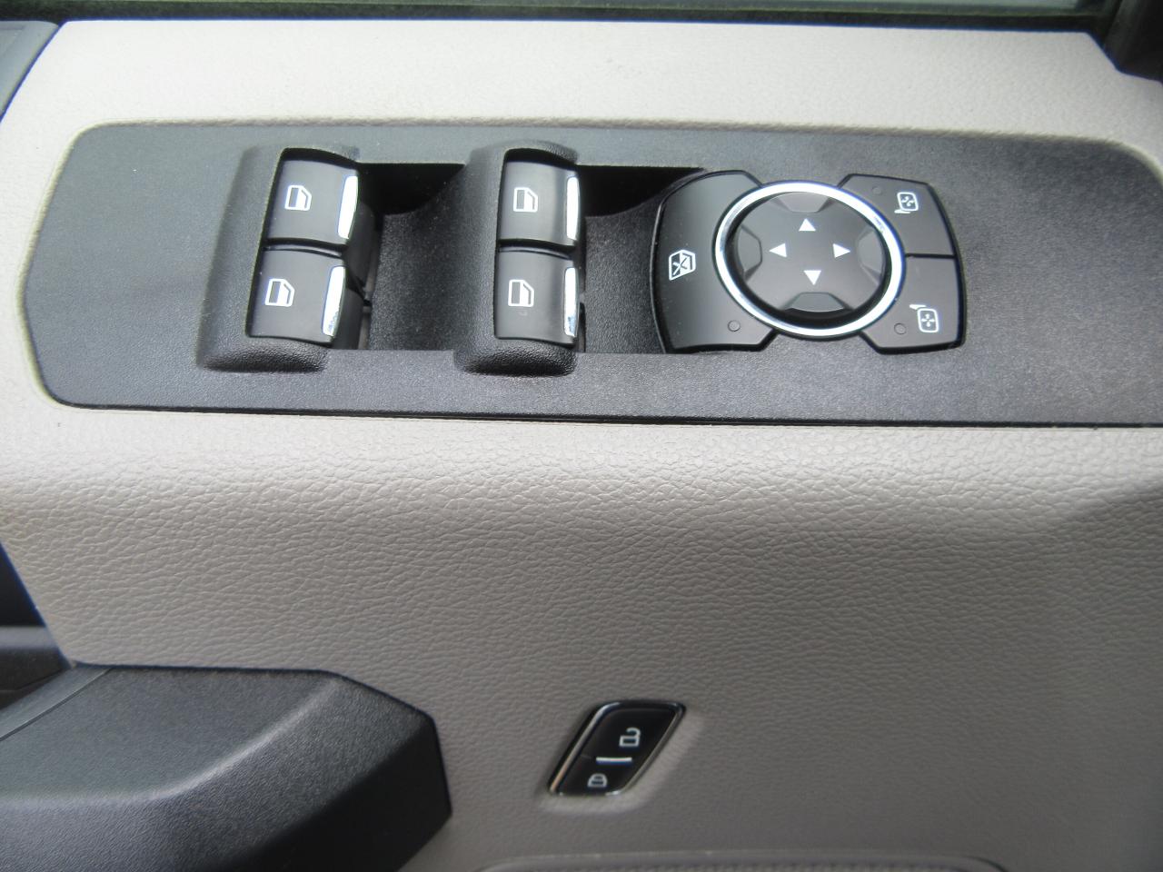 2022 Ford F-350 GAS 4X4 CREW CAB BRAND NEW HI-RAIL PKG 8FT LONGBOX Photo