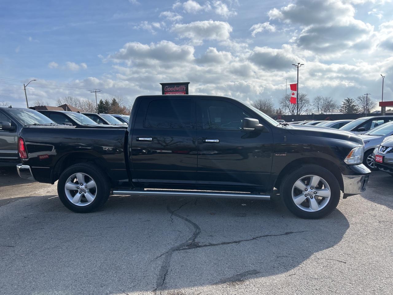 2017 RAM 1500 SLT CREW, 4X4, HEATED SEATS & STEERING WHEEL! Photo4