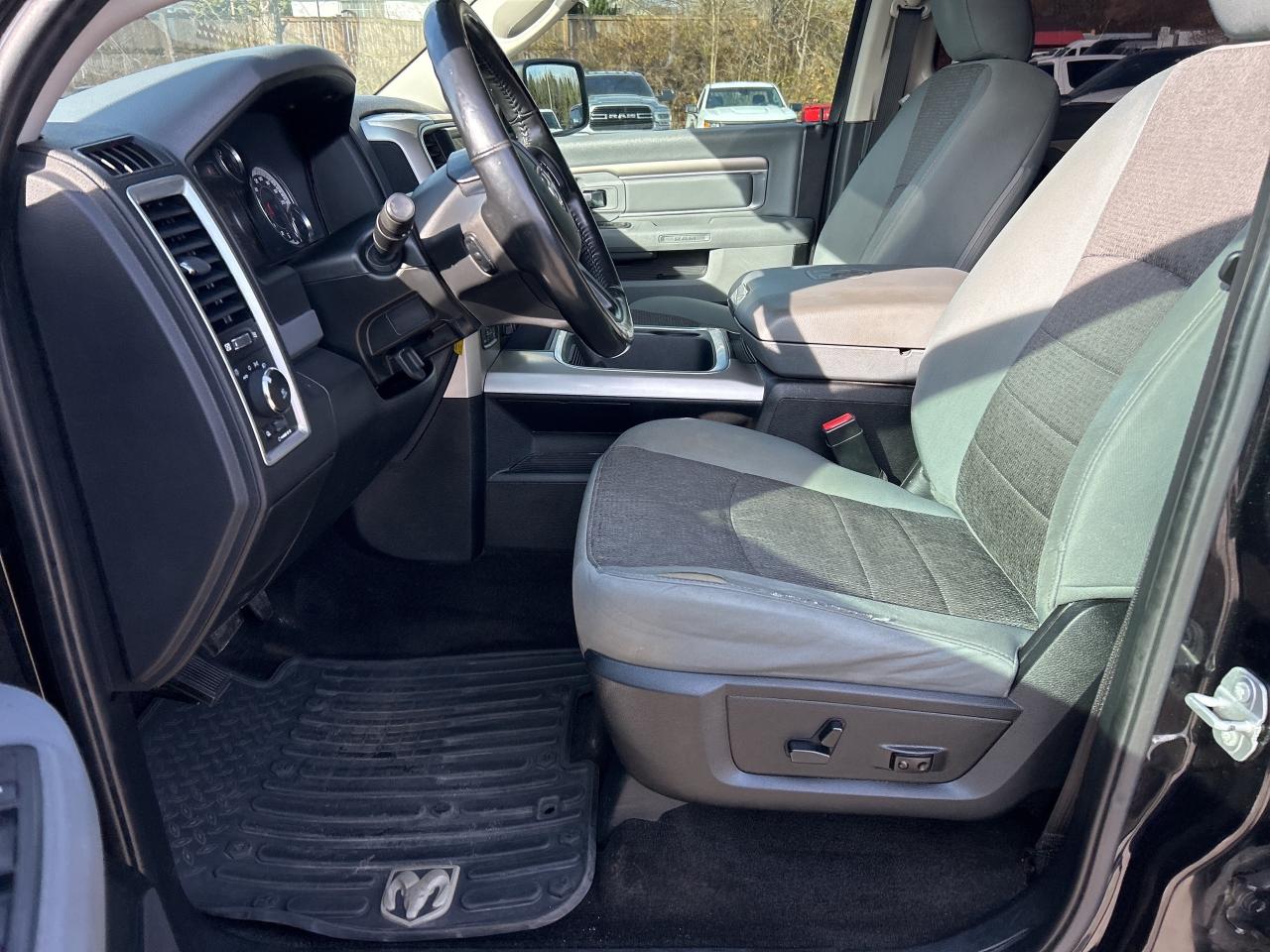 2017 RAM 1500 SLT CREW, 4X4, HEATED SEATS & STEERING WHEEL! Photo