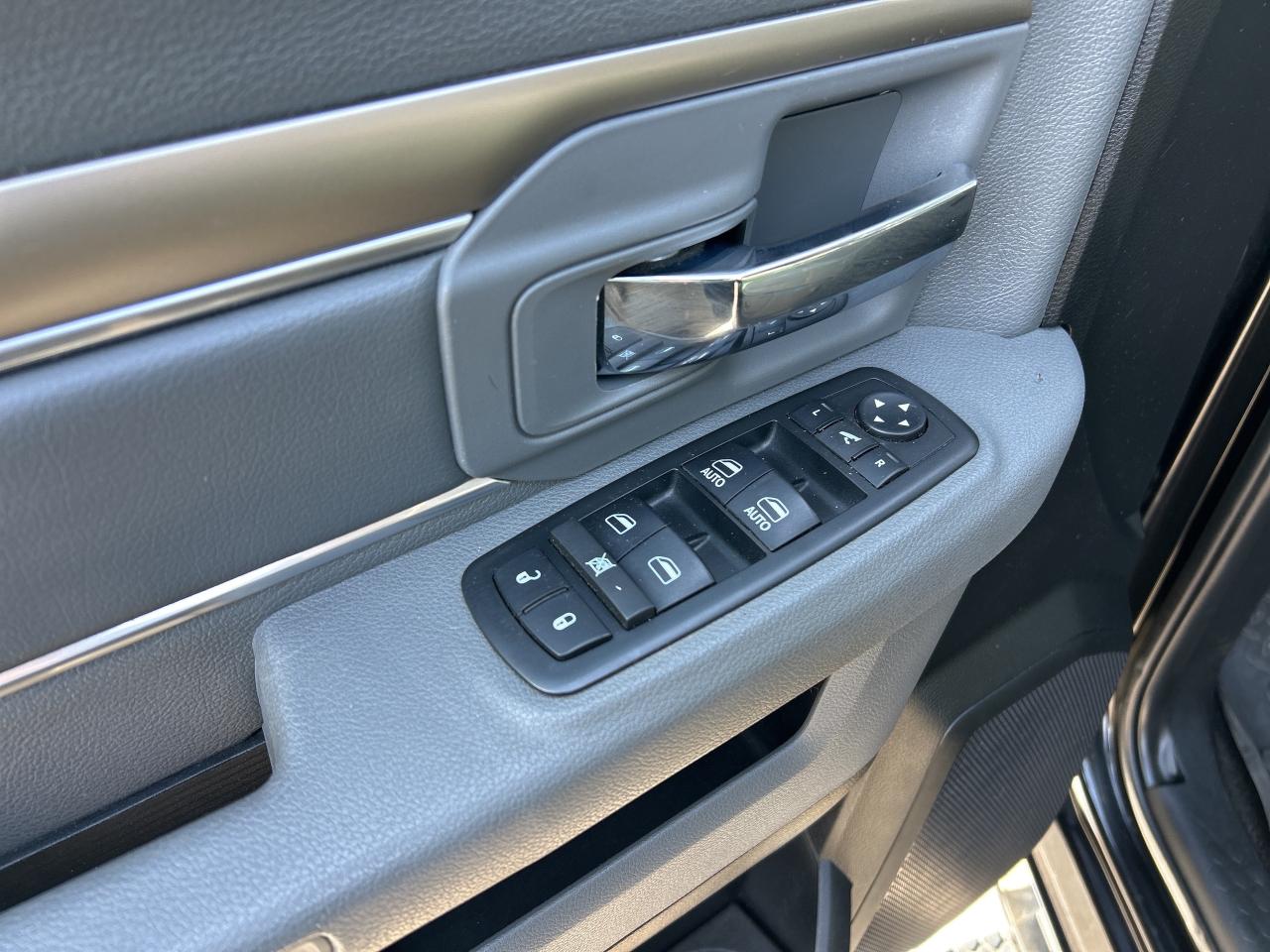 2017 RAM 1500 SLT CREW, 4X4, HEATED SEATS & STEERING WHEEL! Photo