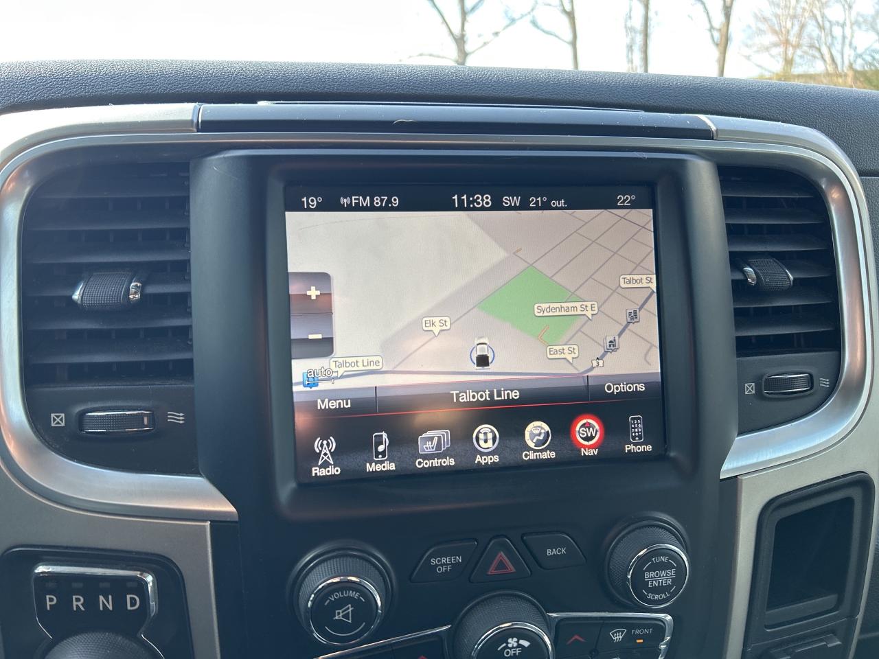 2017 RAM 1500 SLT CREW, 4X4, HEATED SEATS & STEERING WHEEL! Photo