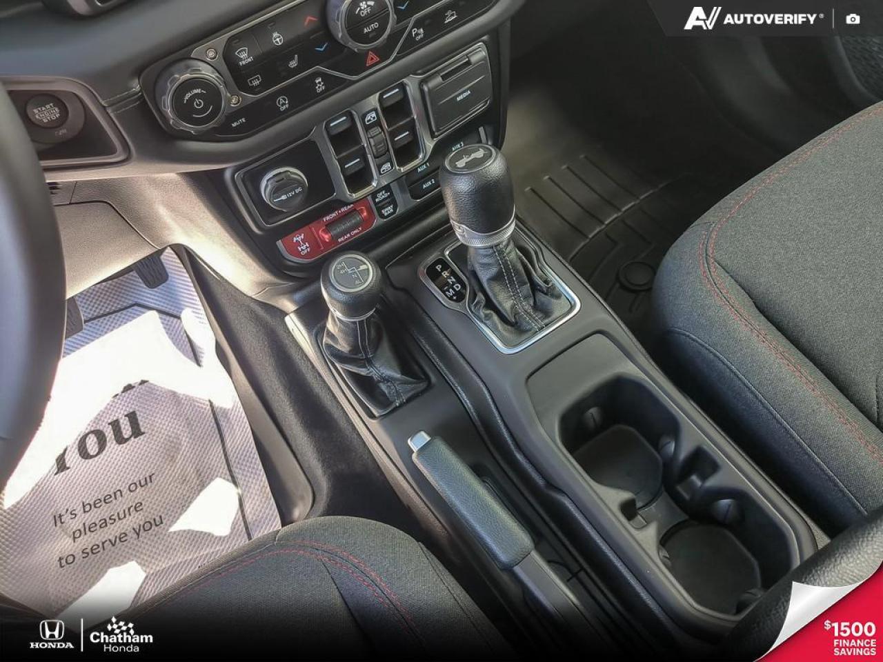 2024 Jeep Wrangler Rubicon 4 Door 4x4, V6, 2 Tops, Navi, Low Kms! Photo